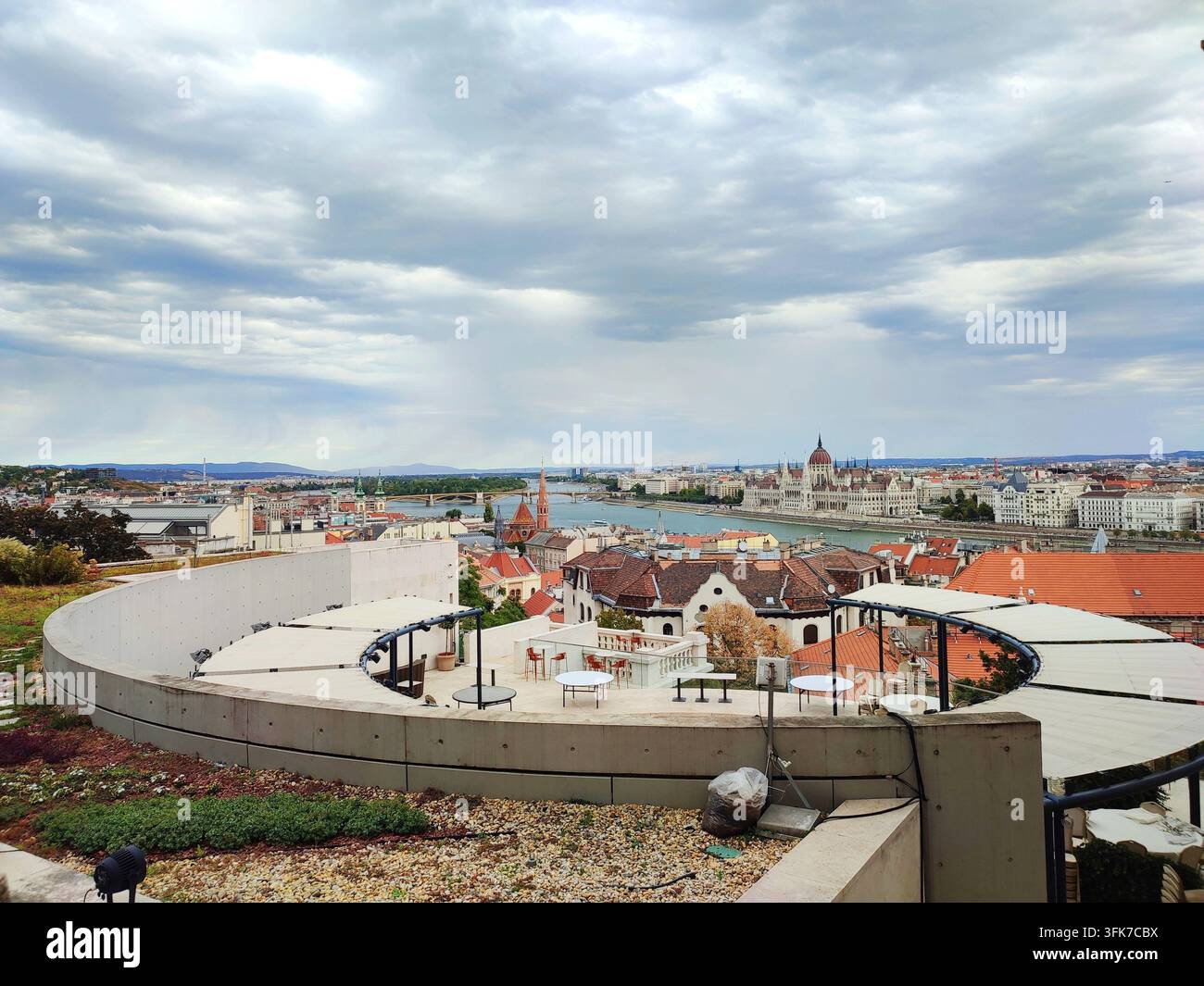 Vista panoramica del Parlamento ungherese attraverso il Danubio a Budapest nel 2026. - Immagine stock catturata con smartphone