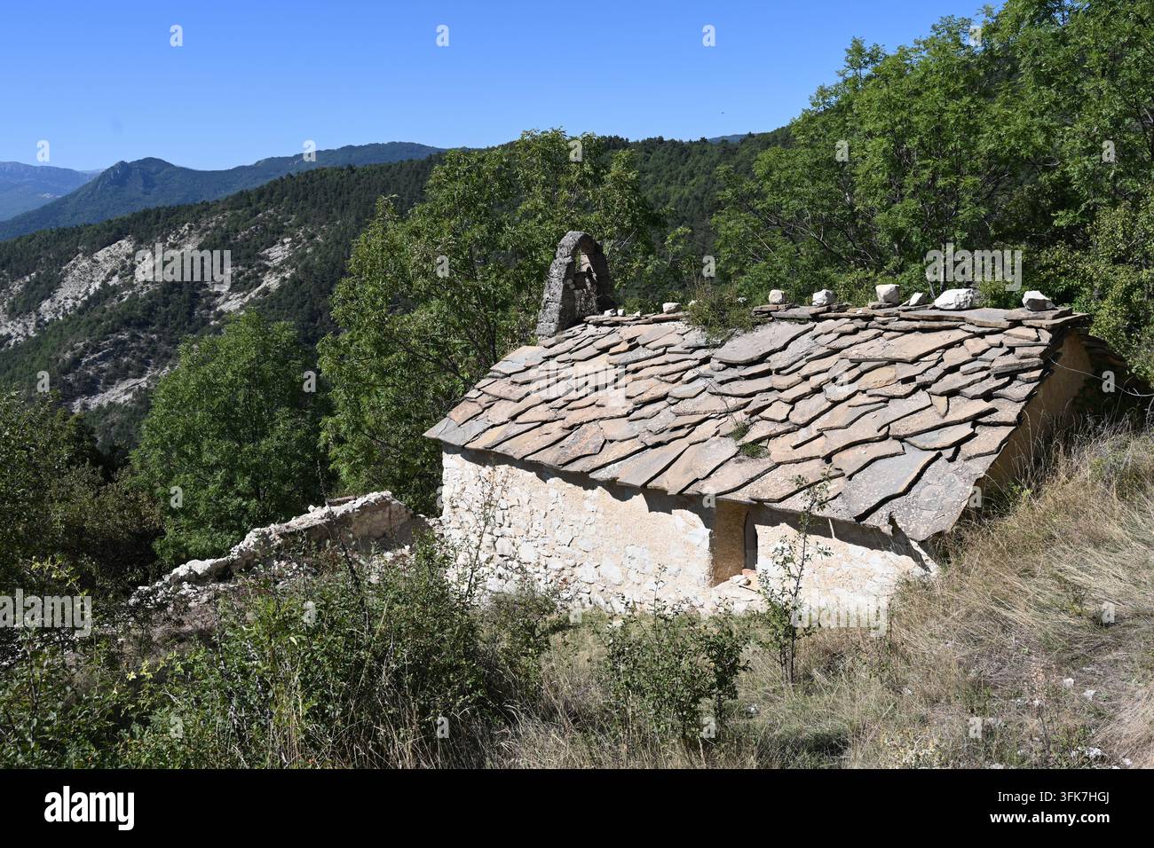 Cappella rurale di San Paolo di Douroulles nel villaggio in rovina o abbandonato di Douroulles Clumanc Alpes-de-Haute-Provence Provenza Francia Foto Stock