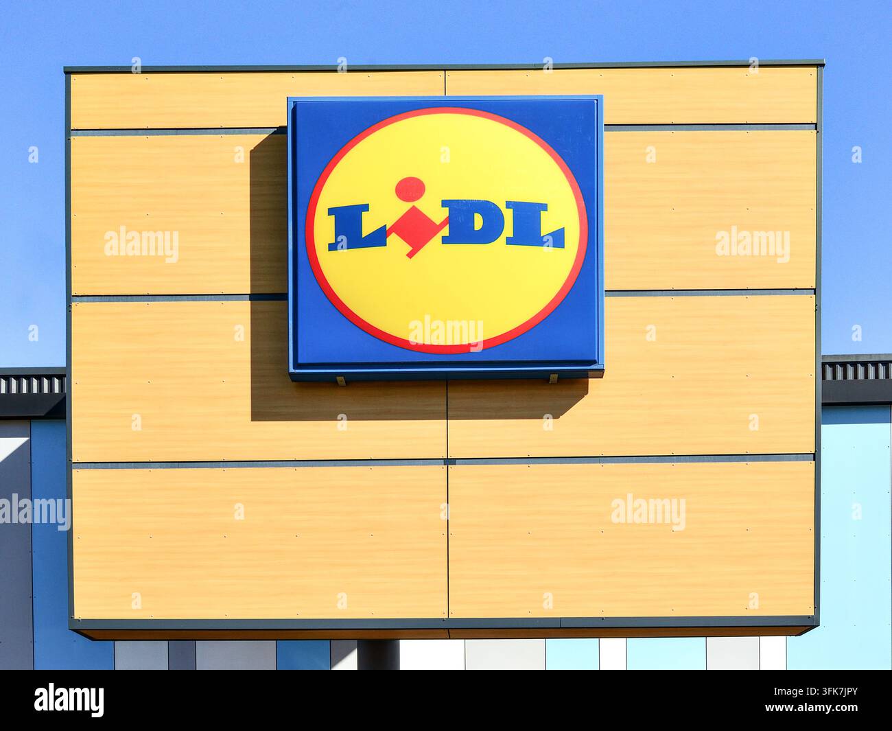 Logo dell'azienda "Lidl" su un cartello sopra l’ingresso del supermercato - Châtellerault, Vienne (86), Francia. Foto Stock