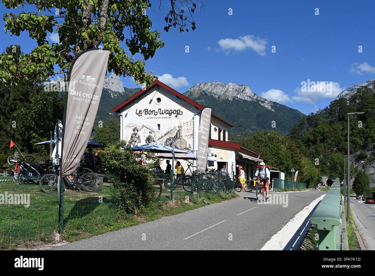 Ciclisti sul Sentiero o Pista Ciclabile di Annecy, o sul Sentiero Ferroviario, una ex linea ferroviaria e stazione ferroviaria convertita, a Duingt Haute-Savoie, Francia Foto Stock