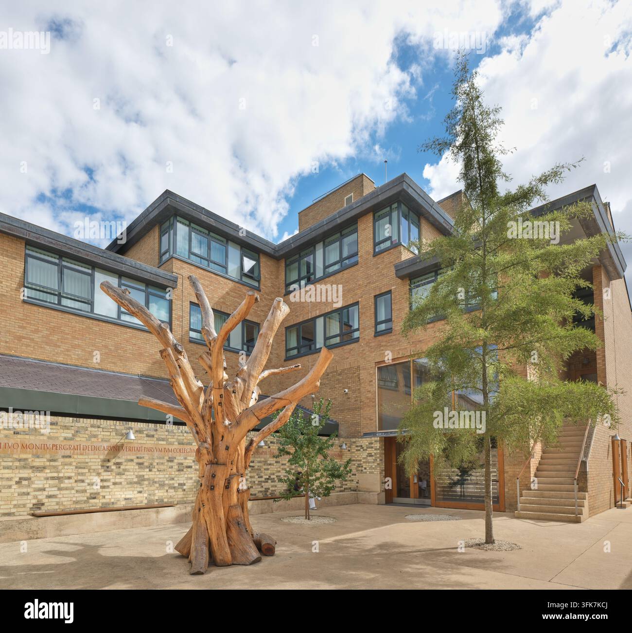 Scultura in cedro di Ai WeiWei, Downing College, Università di Cambridge, Inghilterra. Foto Stock