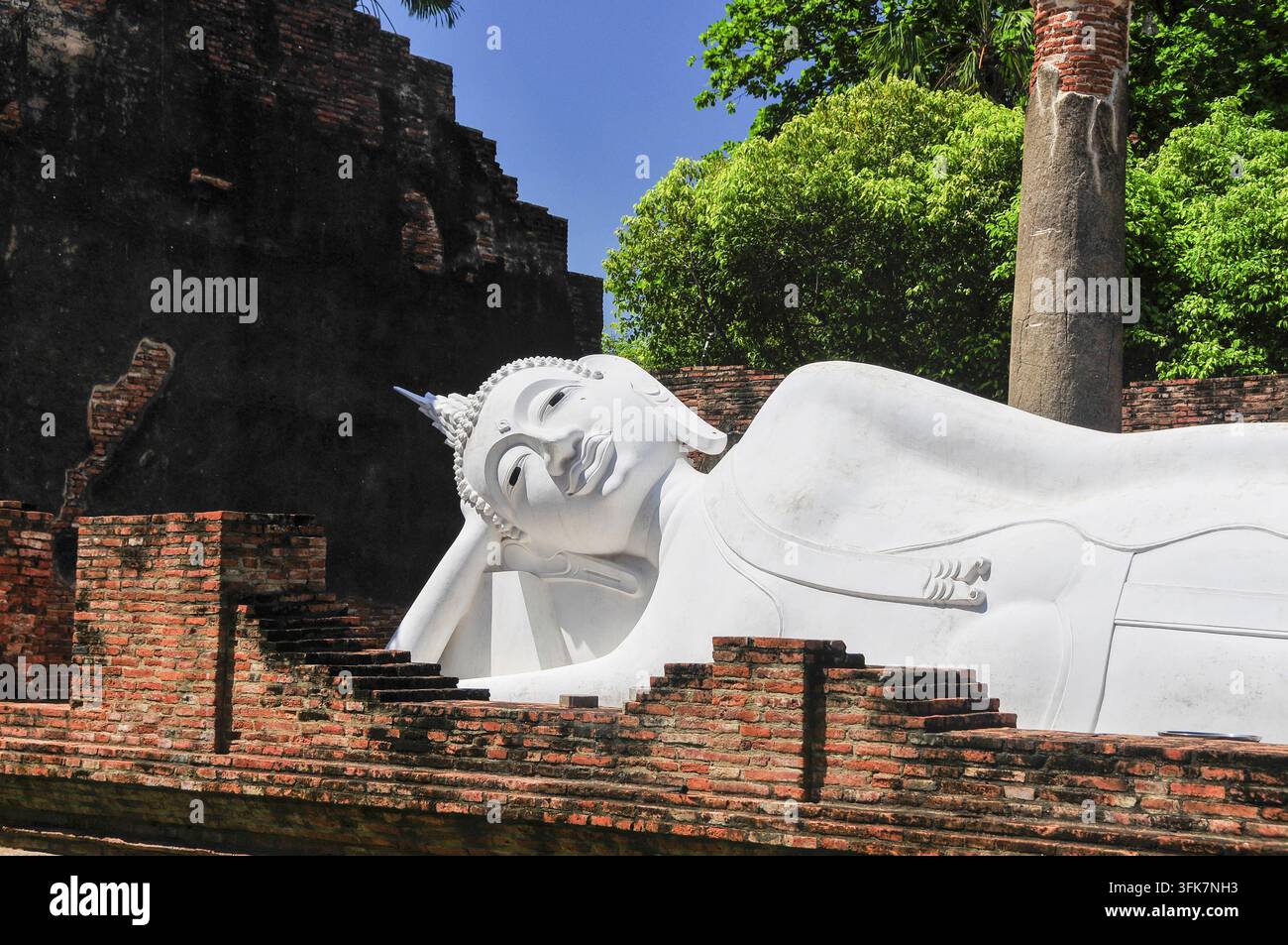 Phra Noon, il grande Buddha sdraiato del complesso storico del tempio Wat Lokayasutharam, Wat Yai Chai Mongkon, Ayutthaya, Thailandia Foto Stock