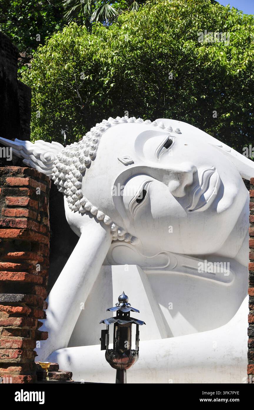 Phra Noon, il grande Buddha sdraiato del complesso storico del tempio Wat Lokayasutharam, Wat Yai Chai Mongkon, Ayutthaya, Thailandia Foto Stock