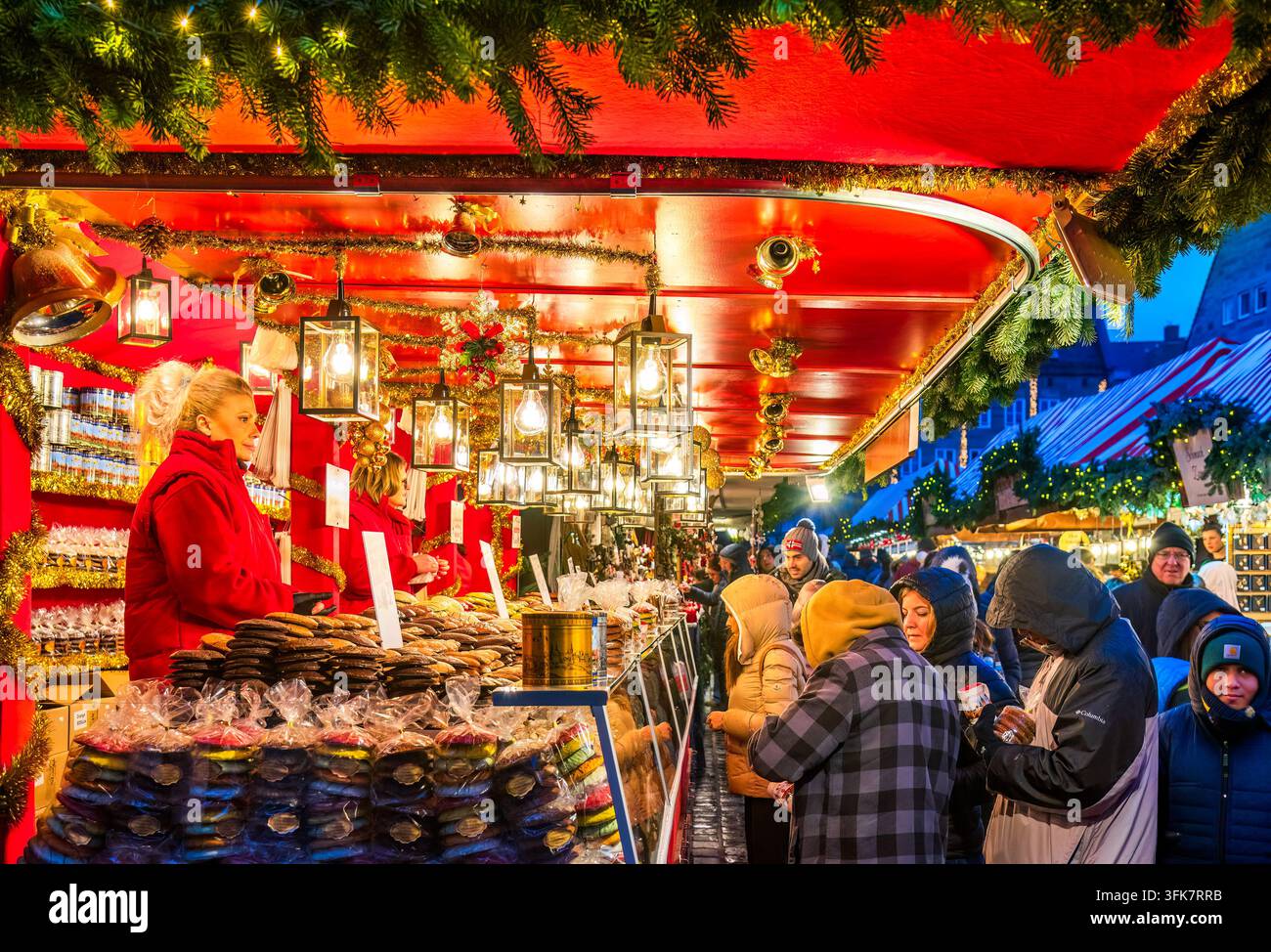 Norimberga, Germania - 30 novembre 2025. Persone che acquistano lebkuchen tradizionale a uno stand del mercato natalizio di Norimberga. Foto Stock