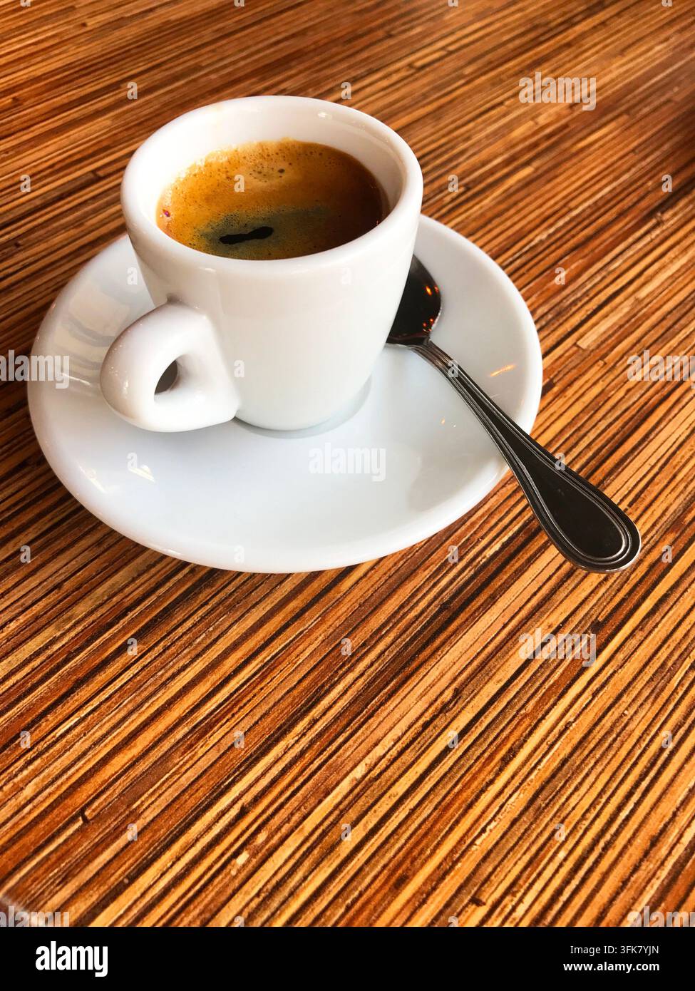 Tazza di caffè sul tavolo di legno. Foto Stock