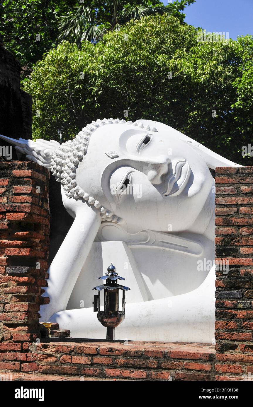 Phra Noon, il grande Buddha sdraiato del complesso storico del tempio Wat Lokayasutharam, Wat Yai Chai Mongkon, Ayutthaya, Thailandia Foto Stock