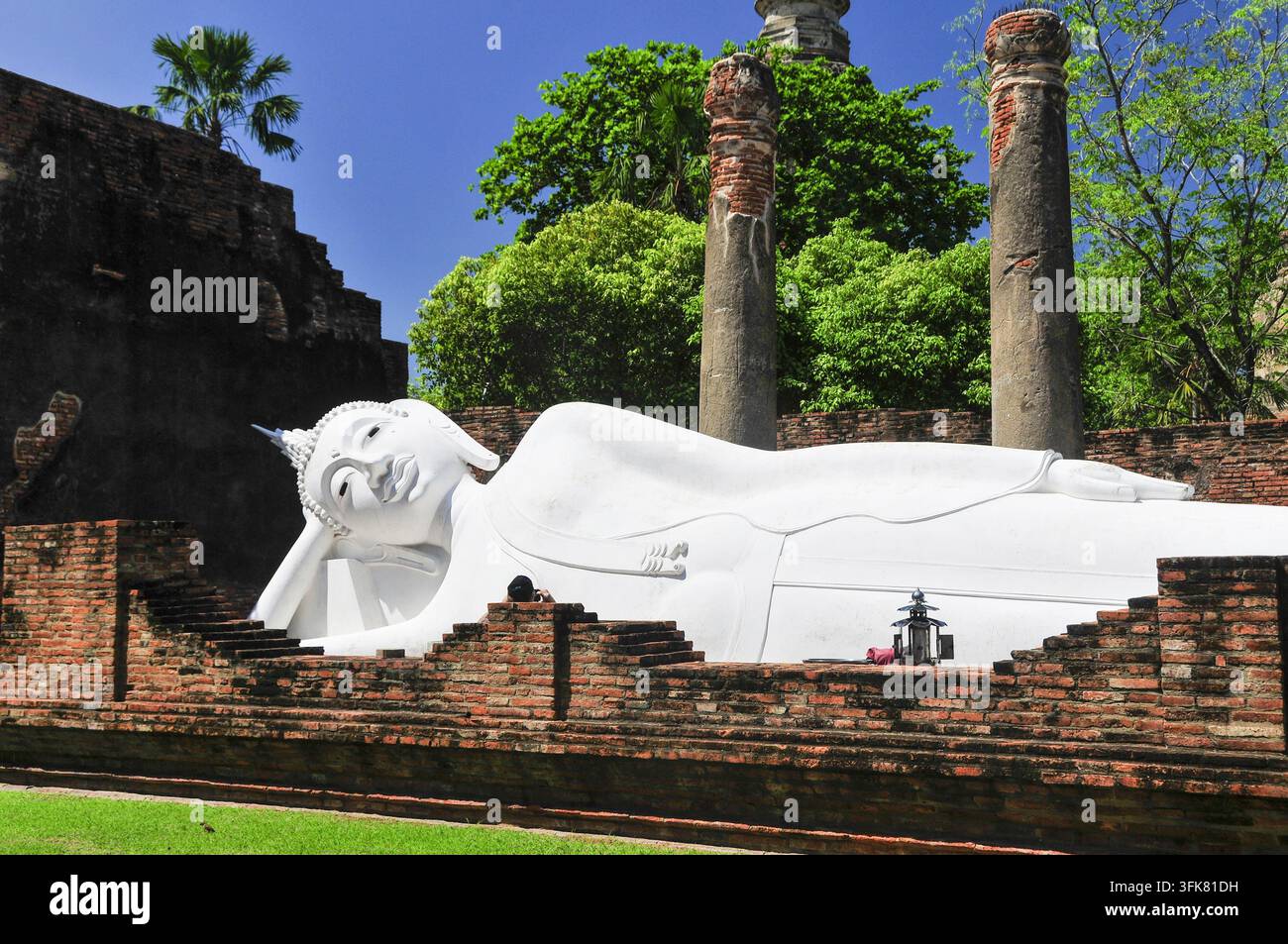 Phra Noon, il grande Buddha sdraiato del complesso storico del tempio Wat Lokayasutharam, Wat Yai Chai Mongkon, Ayutthaya, Thailandia Foto Stock