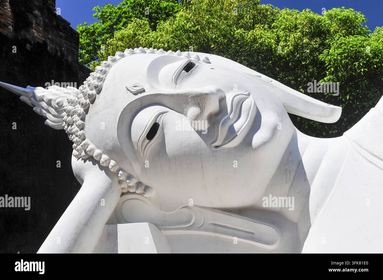 Phra Noon, il grande Buddha sdraiato del complesso storico del tempio Wat Lokayasutharam, Wat Yai Chai Mongkon, Ayutthaya, Thailandia Foto Stock