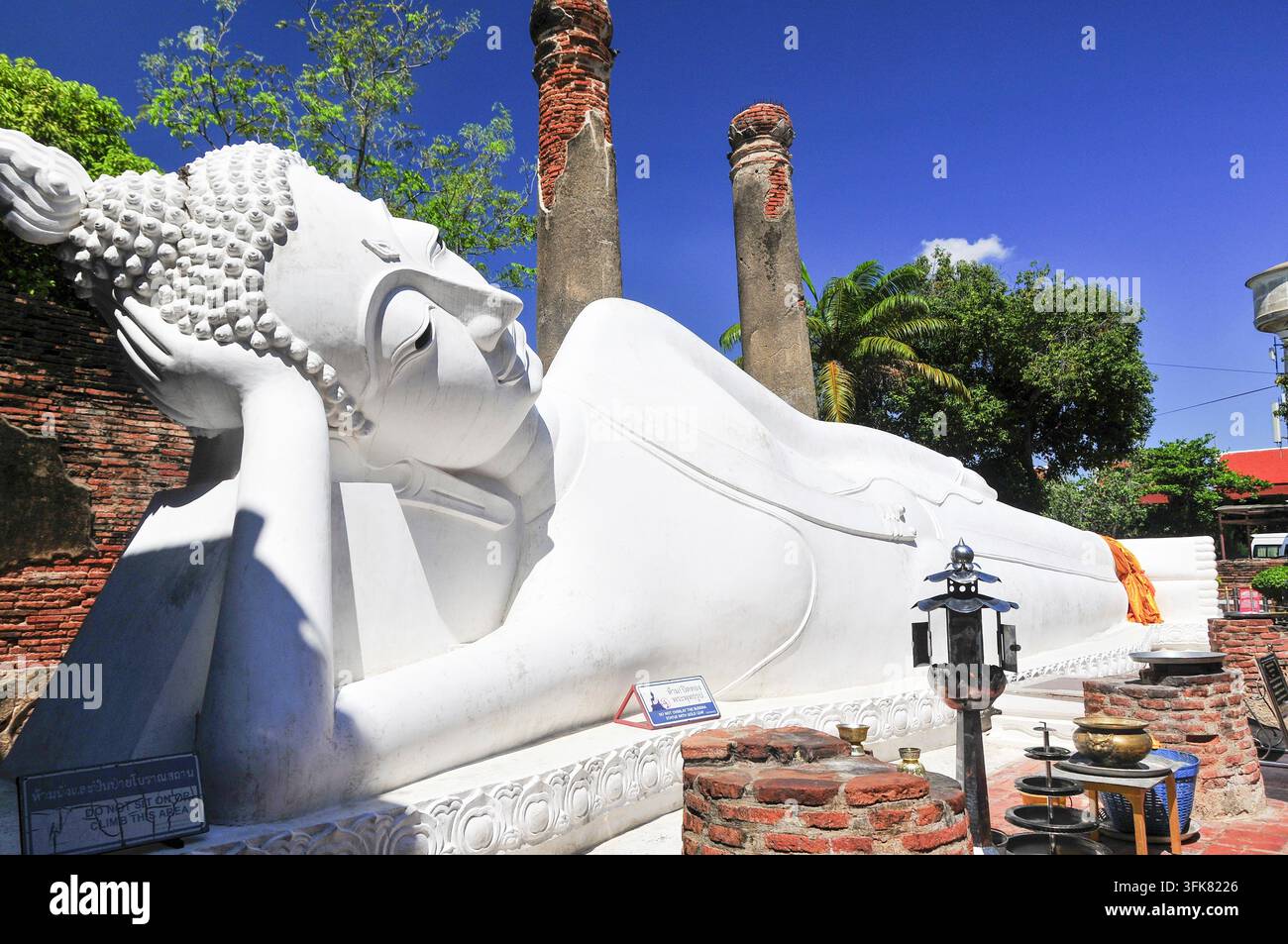 Phra Noon, il grande Buddha sdraiato del complesso storico del tempio Wat Lokayasutharam, Wat Yai Chai Mongkon, Ayutthaya, Thailandia Foto Stock