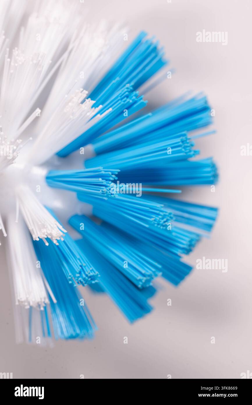 Estremo primo piano di setole dense che creano una trama ripetitiva e un motivo industriale in bianco e blu Foto Stock