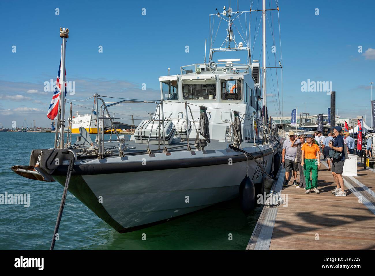 Nave di pattuglia e addestramento della Royal Navy di classe Archer (P2000) ormeggiata su un pontile al Southampton International Boat Show, Hampshire, Regno Unito Foto Stock