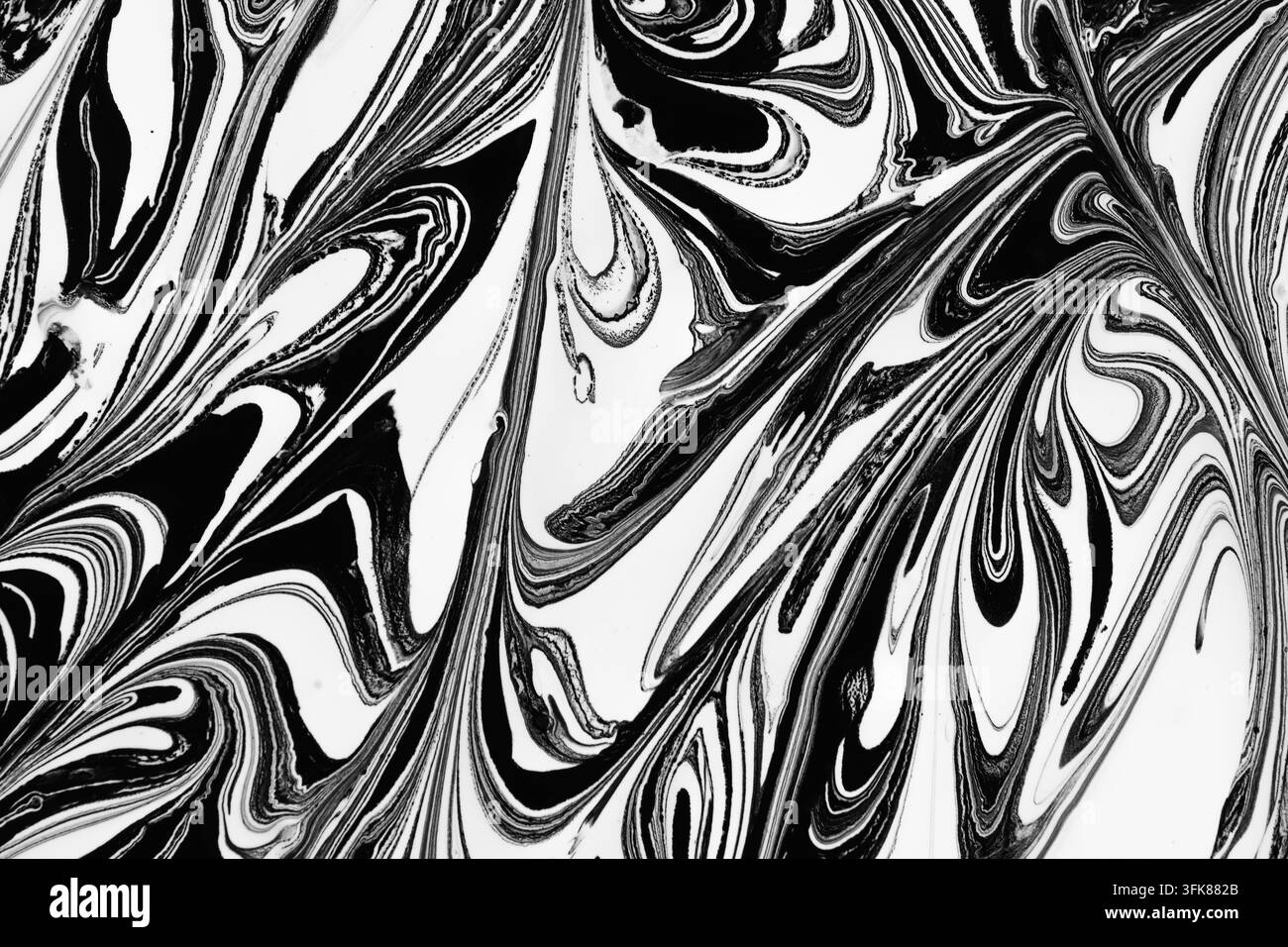 Modello audace di pittura marmorizzata nera e bianca con forte flusso diagonale e forme a vortice nitide Foto Stock