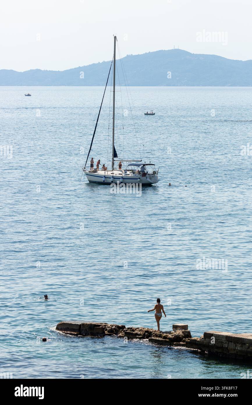 Uno yacht appena al largo di Kardaki Beach, Corfù, Grecia Foto Stock