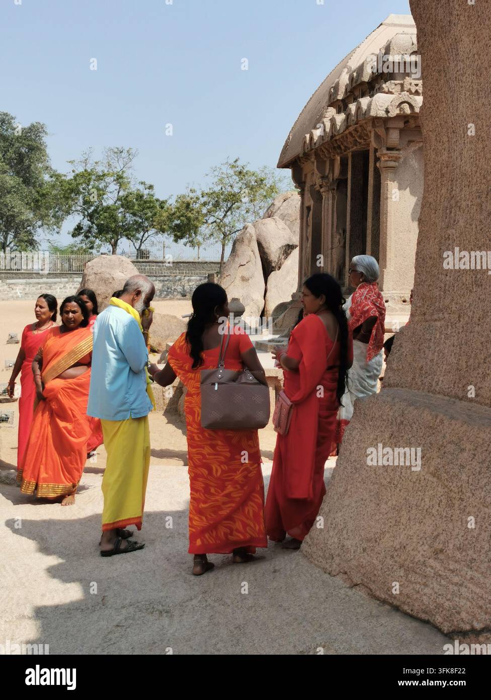 MAMALLAPURAM, INDIA - 20 GENNAIO 2026: I visitatori esplorano i monumenti templari storici di Mamallapuram nel Tamil Nadu, India. Foto Stock