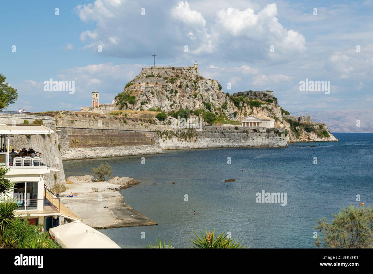 La storica Vecchia Fortezza di Corfù (Palaio Frourio) una massiccia fortificazione veneziana del XV secolo costruita su un promontorio roccioso, Corfù, Grecia Foto Stock