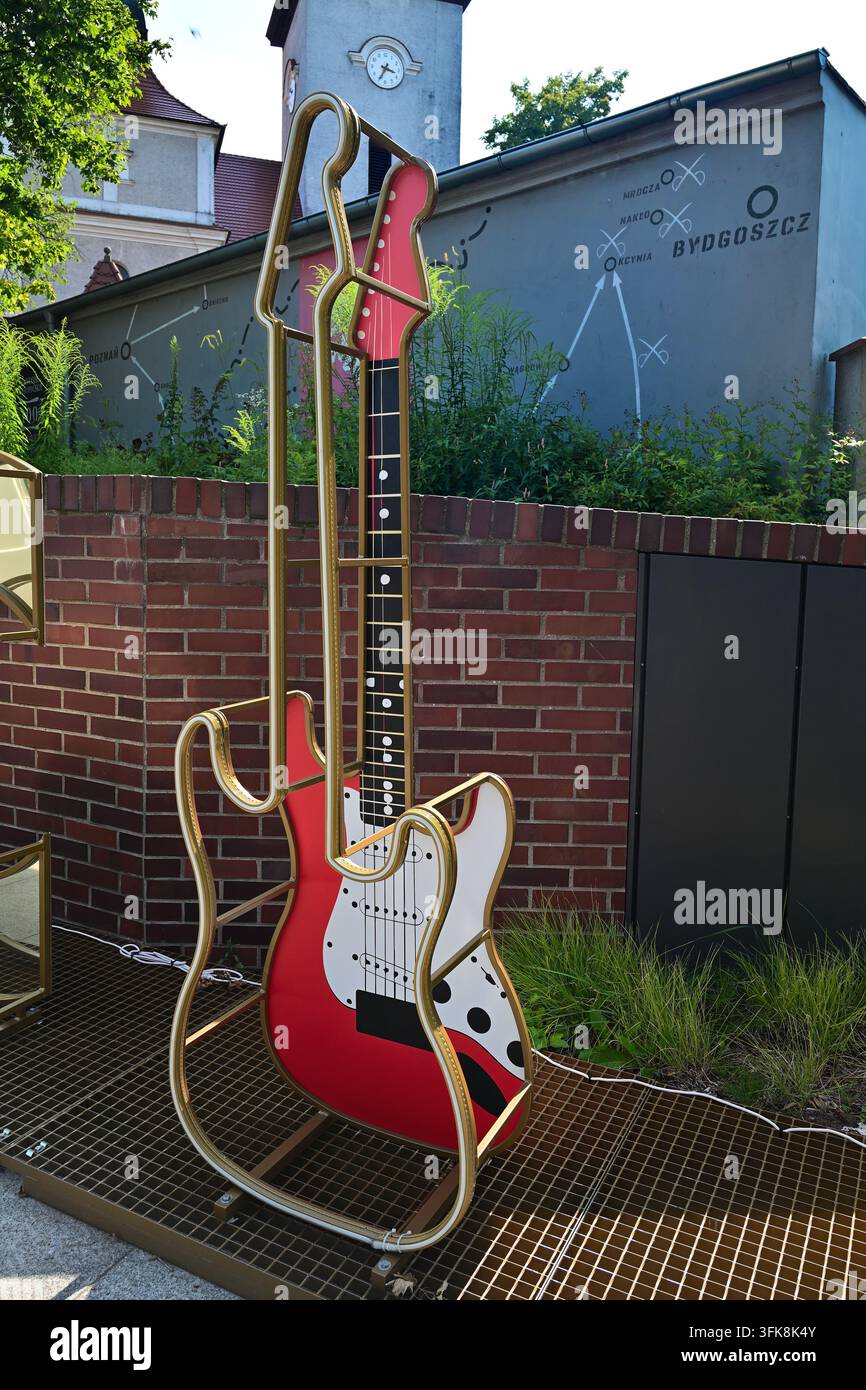 • Anima rock della città – una grande chitarra elettrica rossa come simbolo del festival di Jarocin Foto Stock