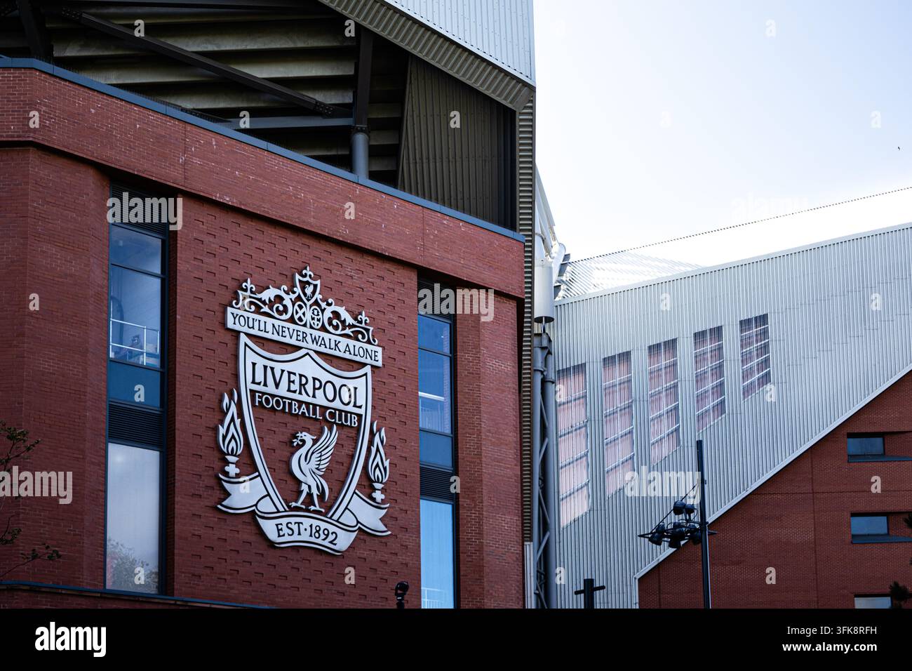 Stemma del Liverpool Football Club su stand di mattoni rossi accanto a stand vestito di grigio allo stadio di Anfield, Liverpool, Regno Unito. 23 settembre 2026 Foto Stock