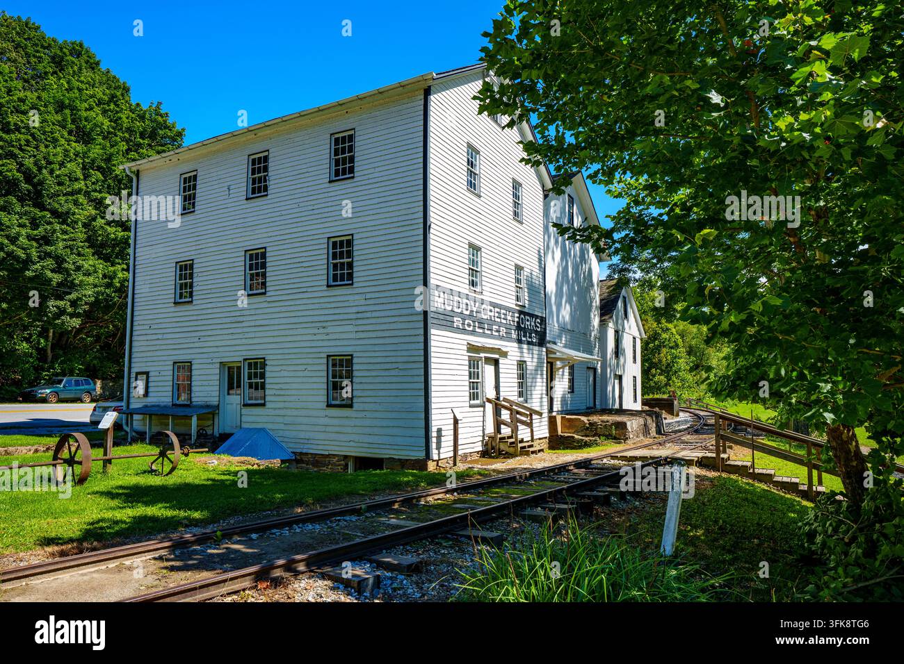 Airville, PA, USA – 29 agosto 2026: A Muddy Creek Forks Village, Contea di York, Pennsylvania, il mulino, il magazzino e l'edificio di stoccaggio del grano lungo th Foto Stock