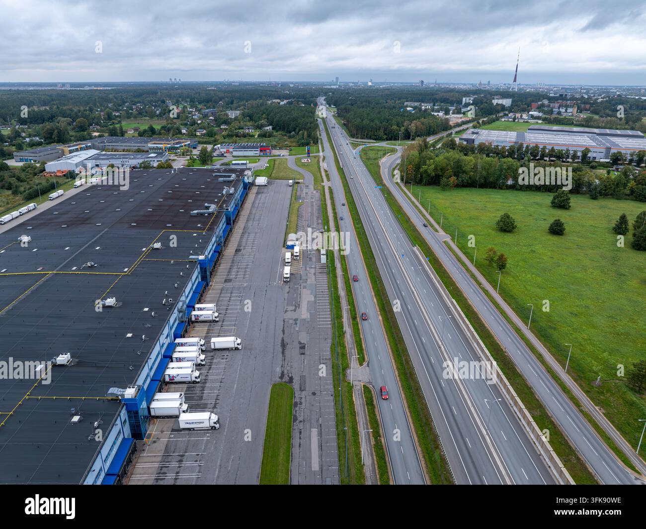 Ķekava, Lettonia – 20 settembre 2026: Veduta aerea del centro logistico Maxima Abras e dell’autostrada A7 Foto Stock