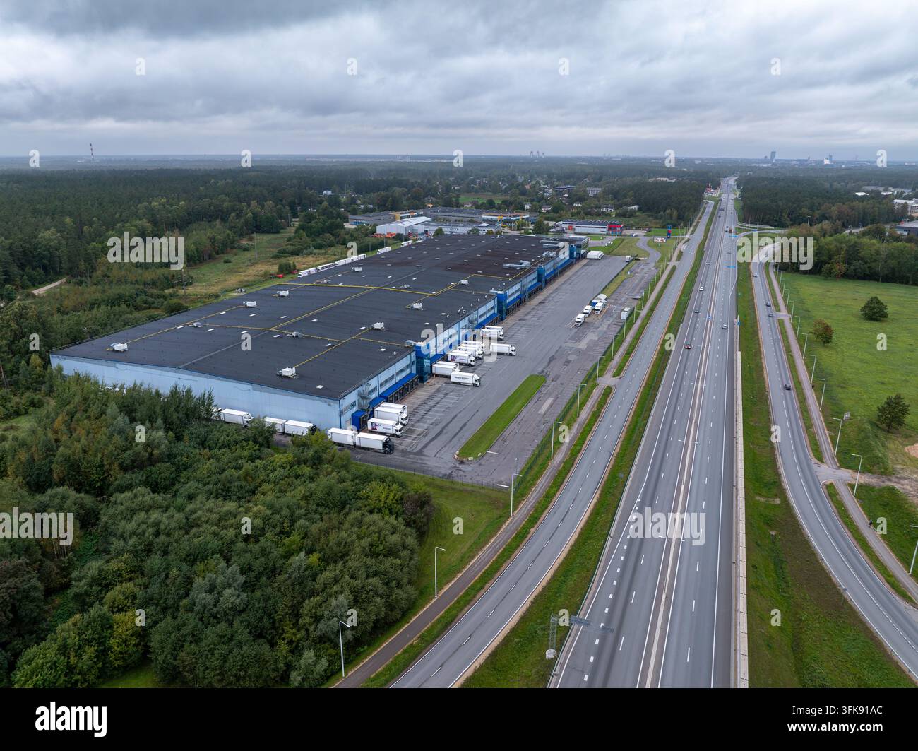 Centro logistico Maxima Abras e autostrada A7 a Ķekava, Lettonia - 20 settembre 2026 Foto Stock