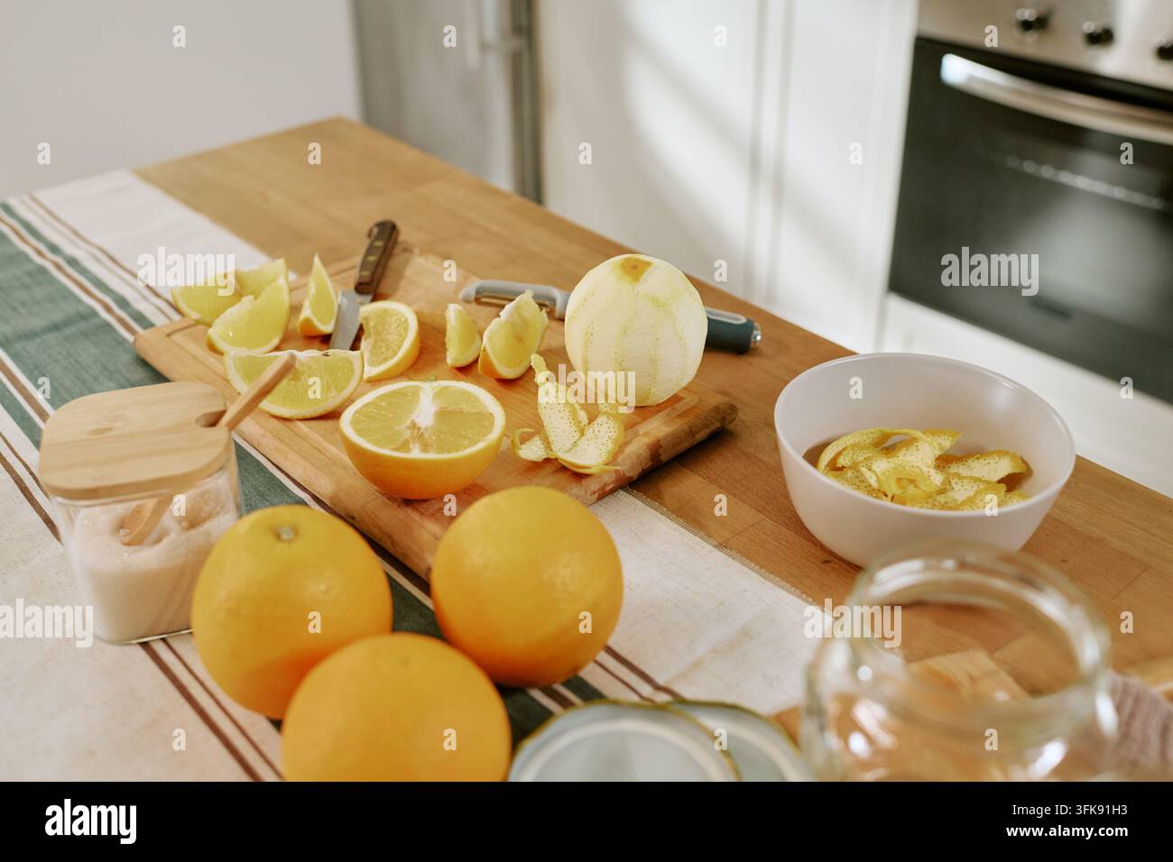 Arance fresche a fette e scorze di agrumi preparate per la marmellata fatta in casa Foto Stock