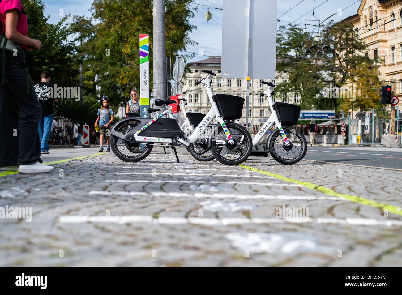 Immagine tematica S-Bike Salisburgo. S-Bike è il nuovo sistema di sharing di e-bike per Salisburgo. Completa il trasporto pubblico ed è adatto per brevi viaggi e viaggi flessibili all'interno della città di Salisburgo. 20.09.2026. // Immagine promozionale per S-Bike Salisburgo. S-Bike è il nuovo sistema di sharing di e-bike per Salisburgo. Completa il trasporto pubblico ed è adatto per brevi viaggi e viaggi flessibili all'interno della città di Salisburgo. 20 settembre 2026. Foto Stock