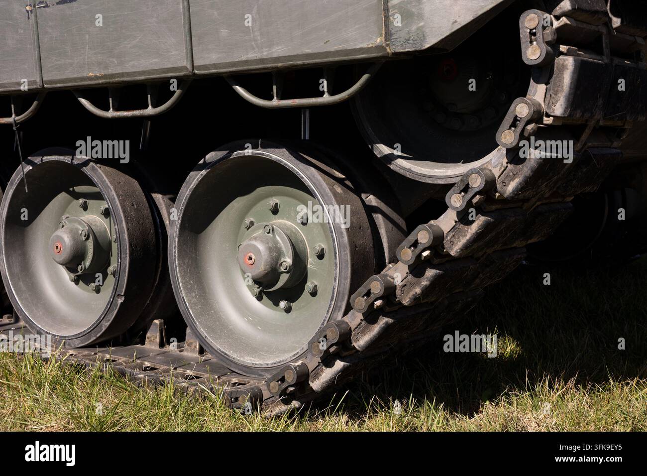 Catene e ruote del carro armato, dettaglio e primo piano del veicolo da combattimento blindato con trazione a cingoli e dei componenti meccanici della difesa militare. Attrezzature da guerra e Foto Stock