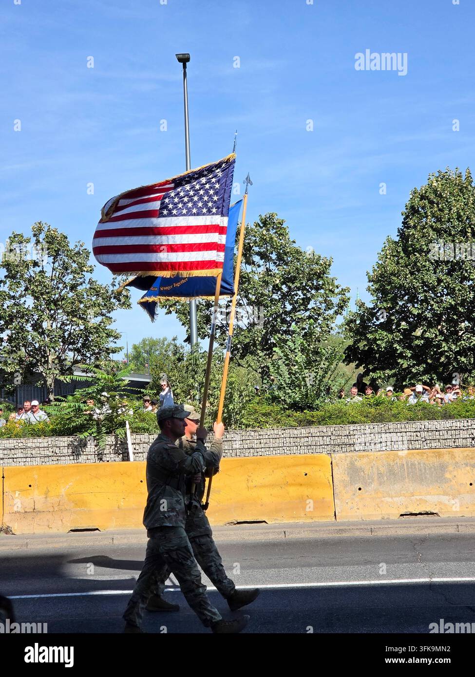 Soldato americano, soldato degli Stati Uniti che porta la bandiera americana nella parata militare del Giorno delle Forze Armate polacche a Varsavia, Polonia - Immagine stock catturata con smartphone
