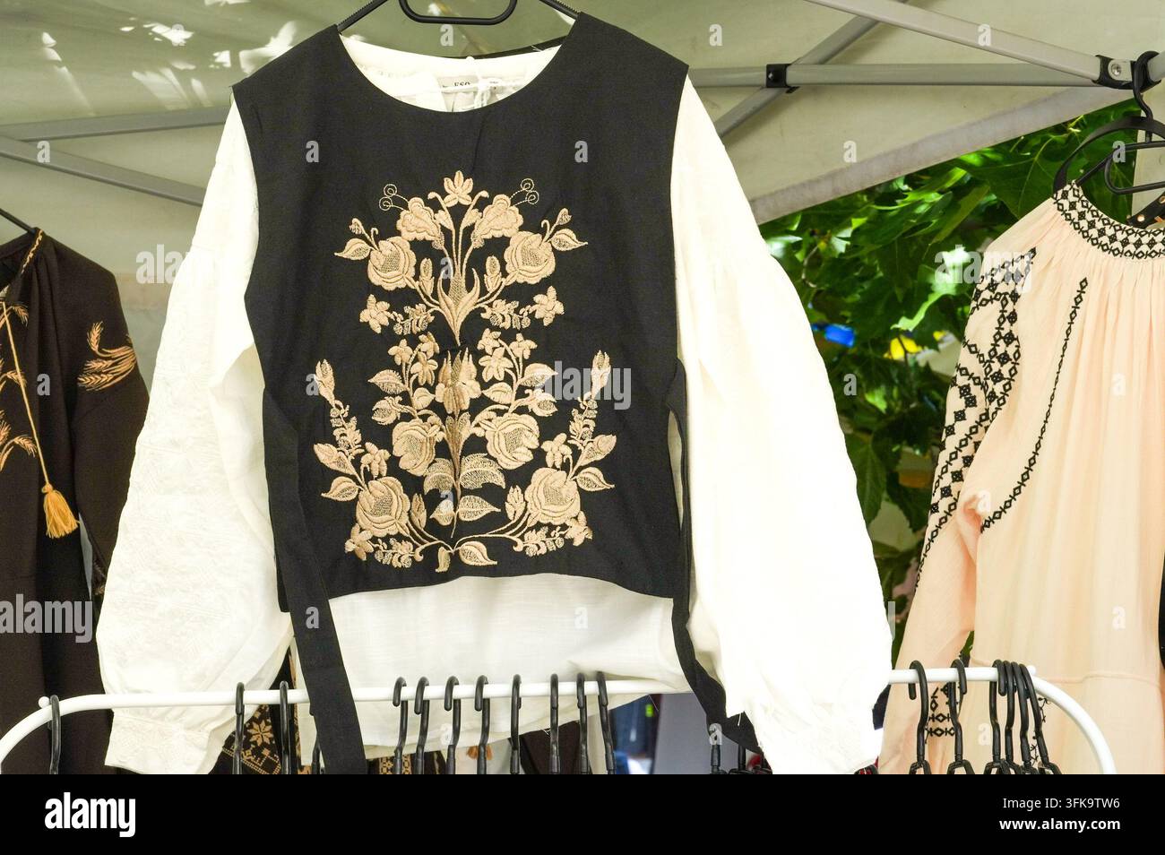 Camicia nera e bianca alla moda con motivo floreale su appendiabiti Foto Stock