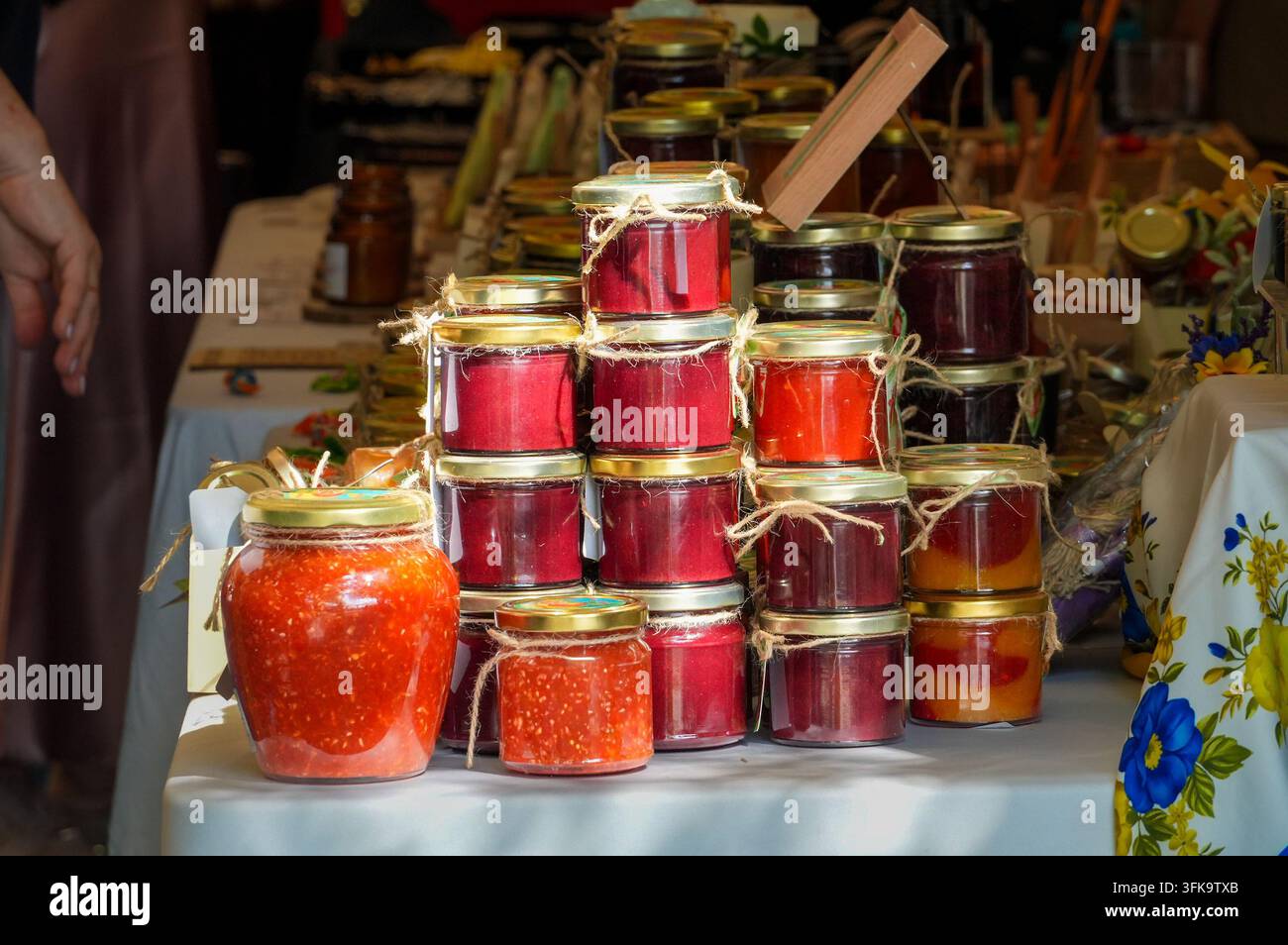 Marmellata di fragole in barattoli di vetro sul tavolo al mercato Foto Stock