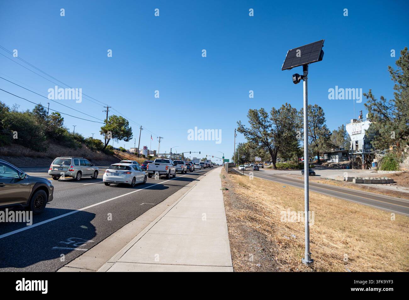Telecamera Flock per le targhe di licenza sulla Highway 49 ad Auburn, CA, in mezzo alla resistenza dei residenti contro la sorveglianza della polizia e la condivisione dei dati. Foto Stock