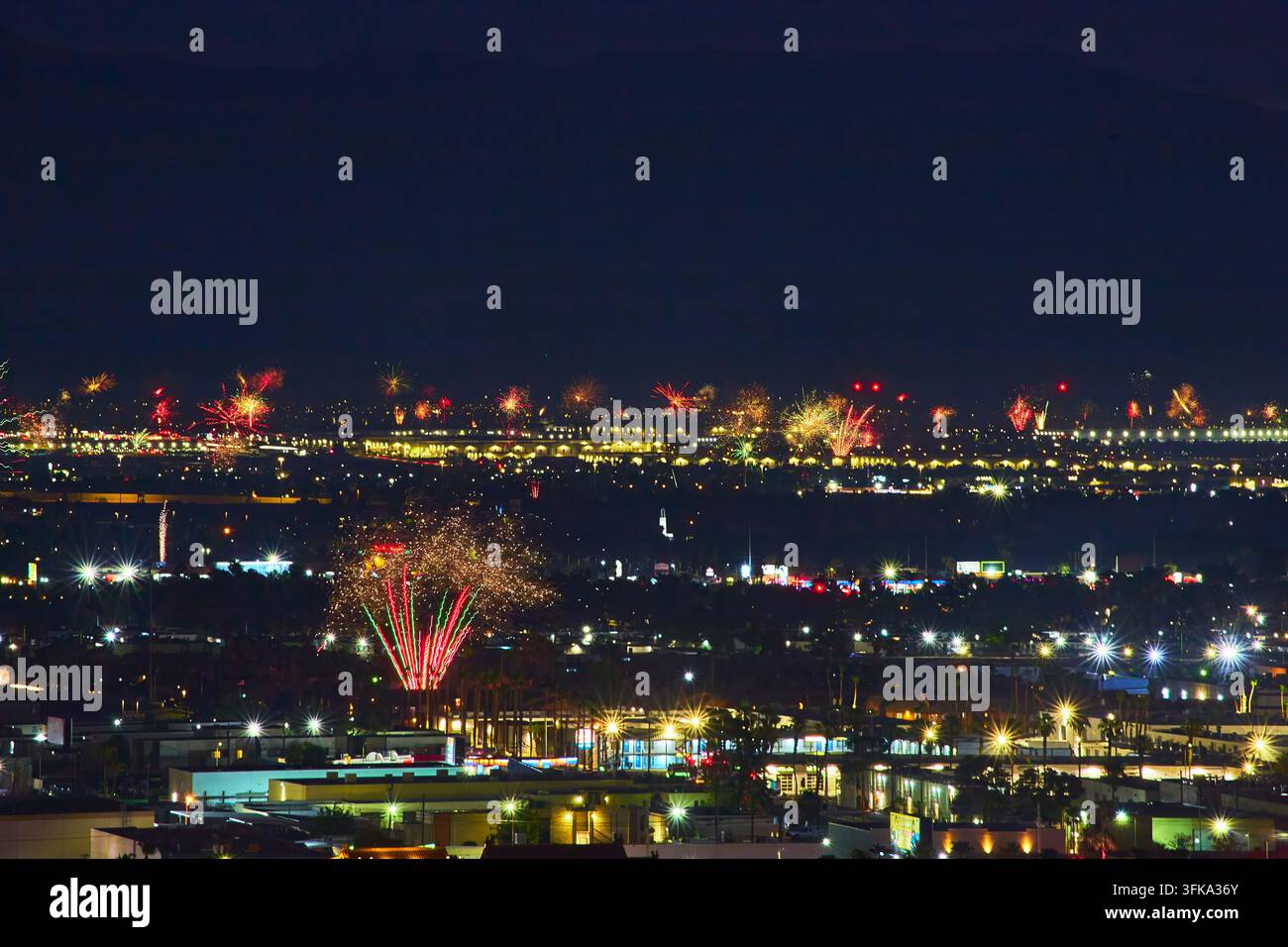 Fuochi d'artificio colorati esplodono sopra lo skyline di Las Vegas di notte con The Strip e le luci della città nel Nevada. La scena energica cattura le celebrazioni festive Foto Stock