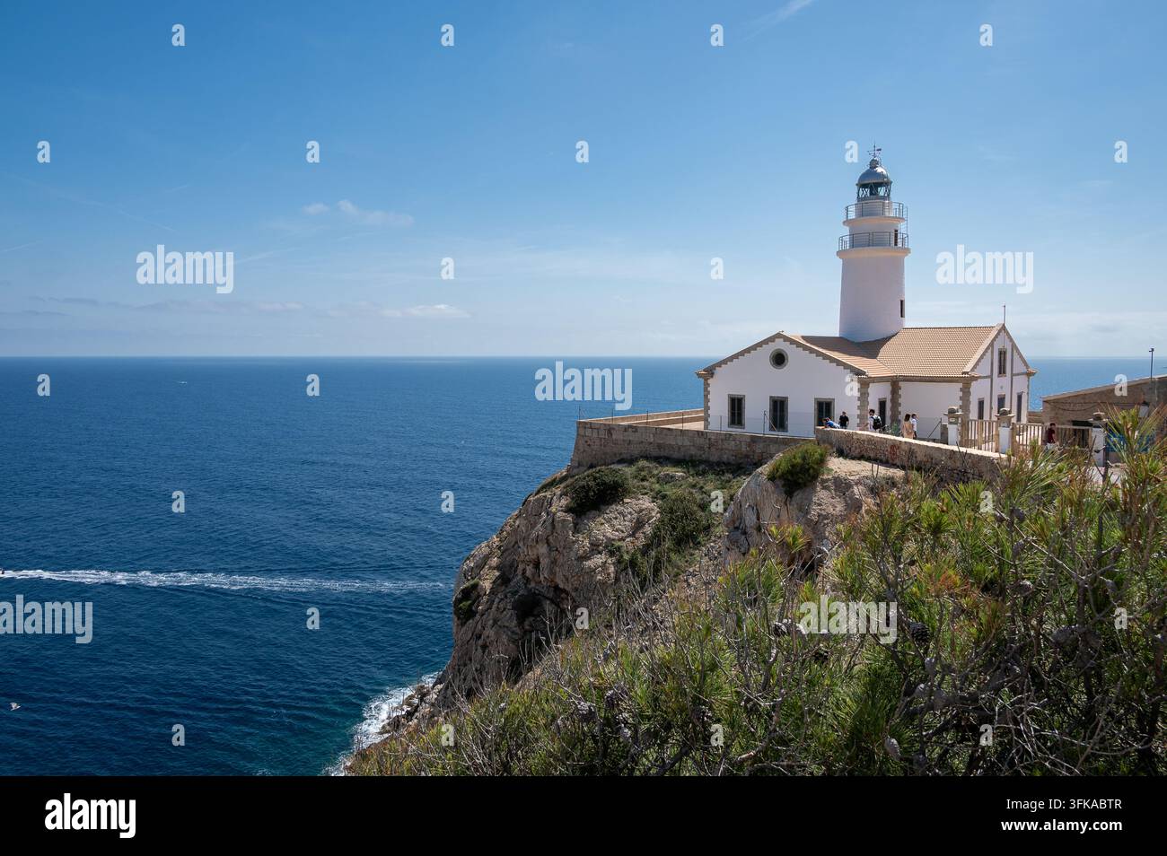 Faro bianco di Cap Formentor a Maiorca sopra l'ampio Mar Mediterraneo Foto Stock