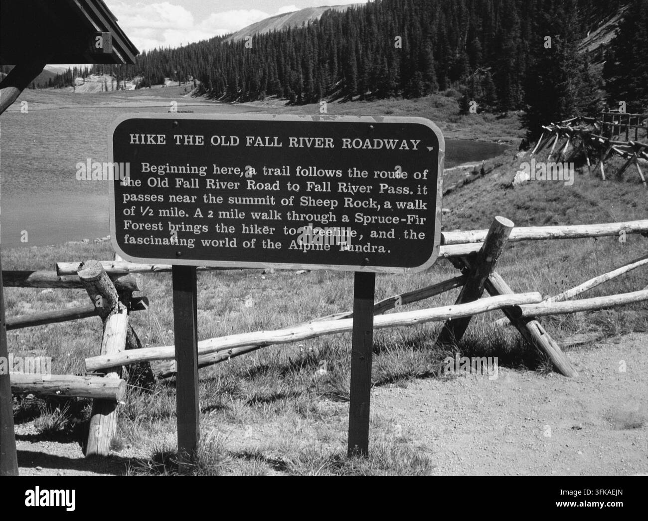 Situato nella Contea di Grand, Colorado, questo cartello segna l'inizio del sentiero Old Fall River Roadway. Questa passeggiata di 2 miglia passa vicino alla cima di Sheep Rock, attraversando una foresta di abeti rossi e portando i escursionisti nel mondo affascinante della tundra alpina. Esplorate questo percorso panoramico e scoprite la bellezza naturale della regione. Contea di Grand, Colorado, USA Foto Stock