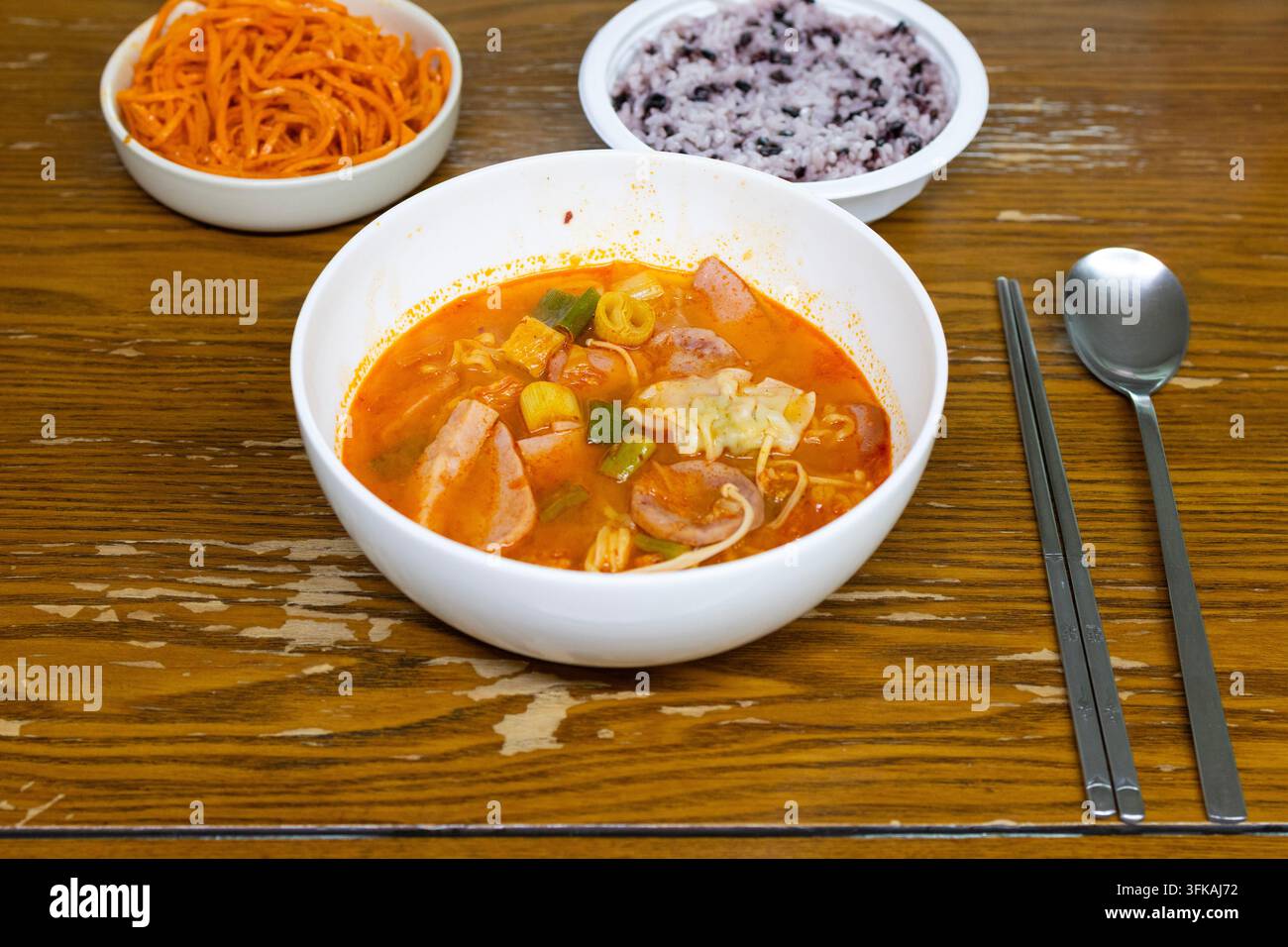 Zuppa di noodles Ramyeon coreana piccante con salsiccia e gnocchetto Foto Stock