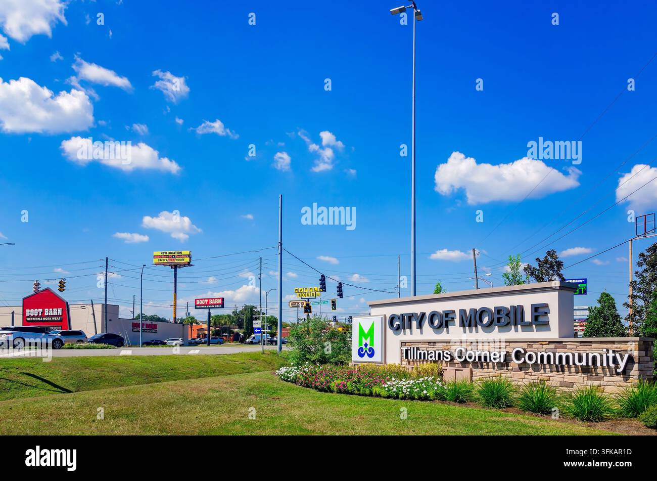 Mobile, Alabama, USA - 19 set. 2026: Una nuova segnaletica indica l'ingresso della comunità Tillmans Corner a Mobile, Alabama. Foto Stock