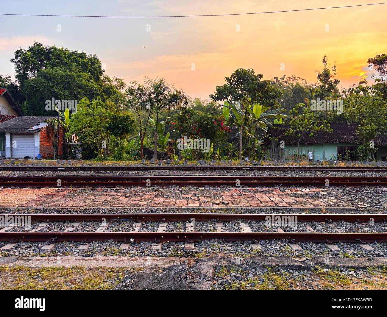 Carro merci su binari ferroviari alla stazione di Gundih a Geyer, Giava centrale, Indonesia, con il marciapiede della stazione sullo sfondo. 10 maggio 2026. Foto Stock