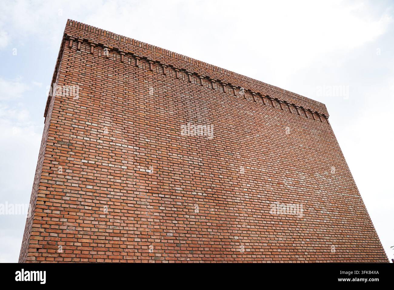 Scatto ad angolo basso dell'esterno in mattoni rossi del Red Brick Art Museum, Pechino Foto Stock