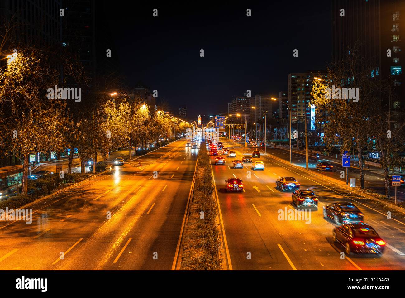 Scie delle luci del traffico sulla strada principale della città di notte Foto Stock