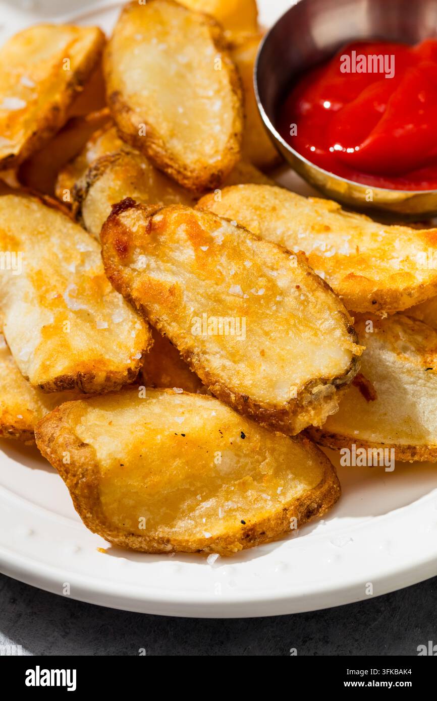 Spiedini di patate fritte fatti in casa con ketchup da intingere Foto Stock