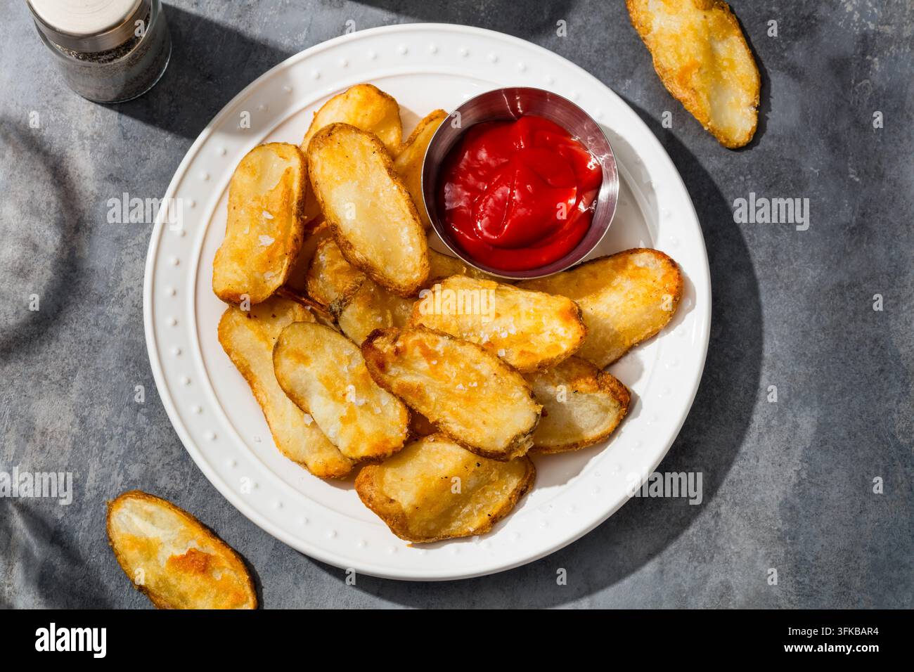 Spiedini di patate fritte fatti in casa con ketchup da intingere Foto Stock