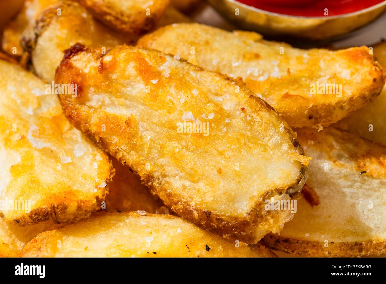 Spiedini di patate fritte fatti in casa con ketchup da intingere Foto Stock