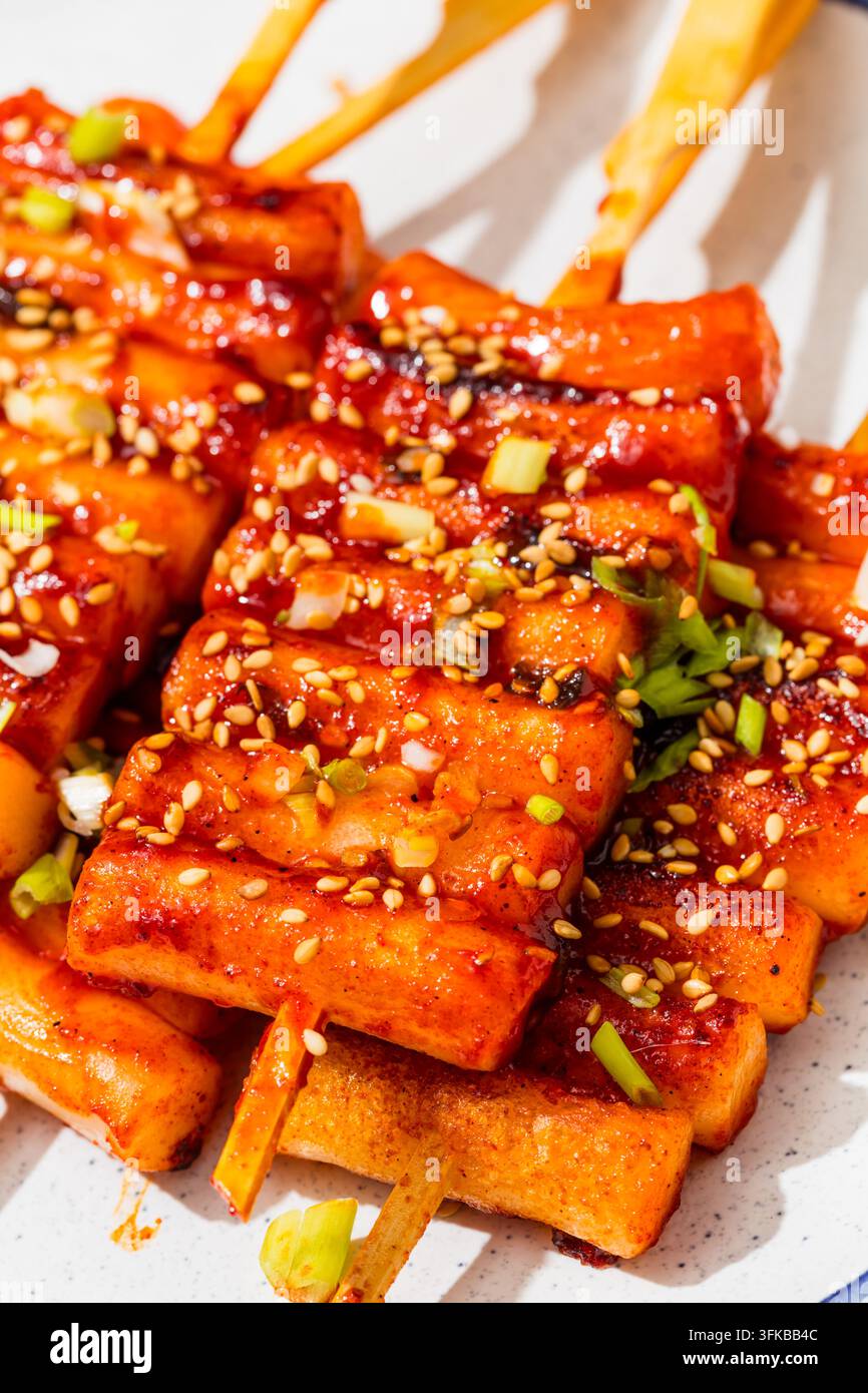 Spiedini di torte di riso coreane Tteokbokki fatte in casa con salsa Gochujang Foto Stock