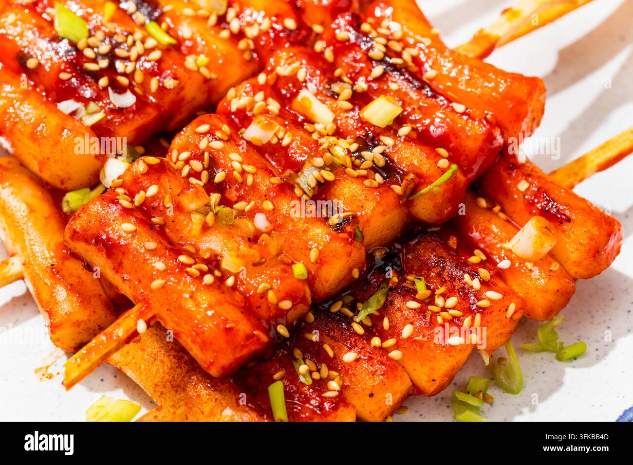 Spiedini di torte di riso coreane Tteokbokki fatte in casa con salsa Gochujang Foto Stock