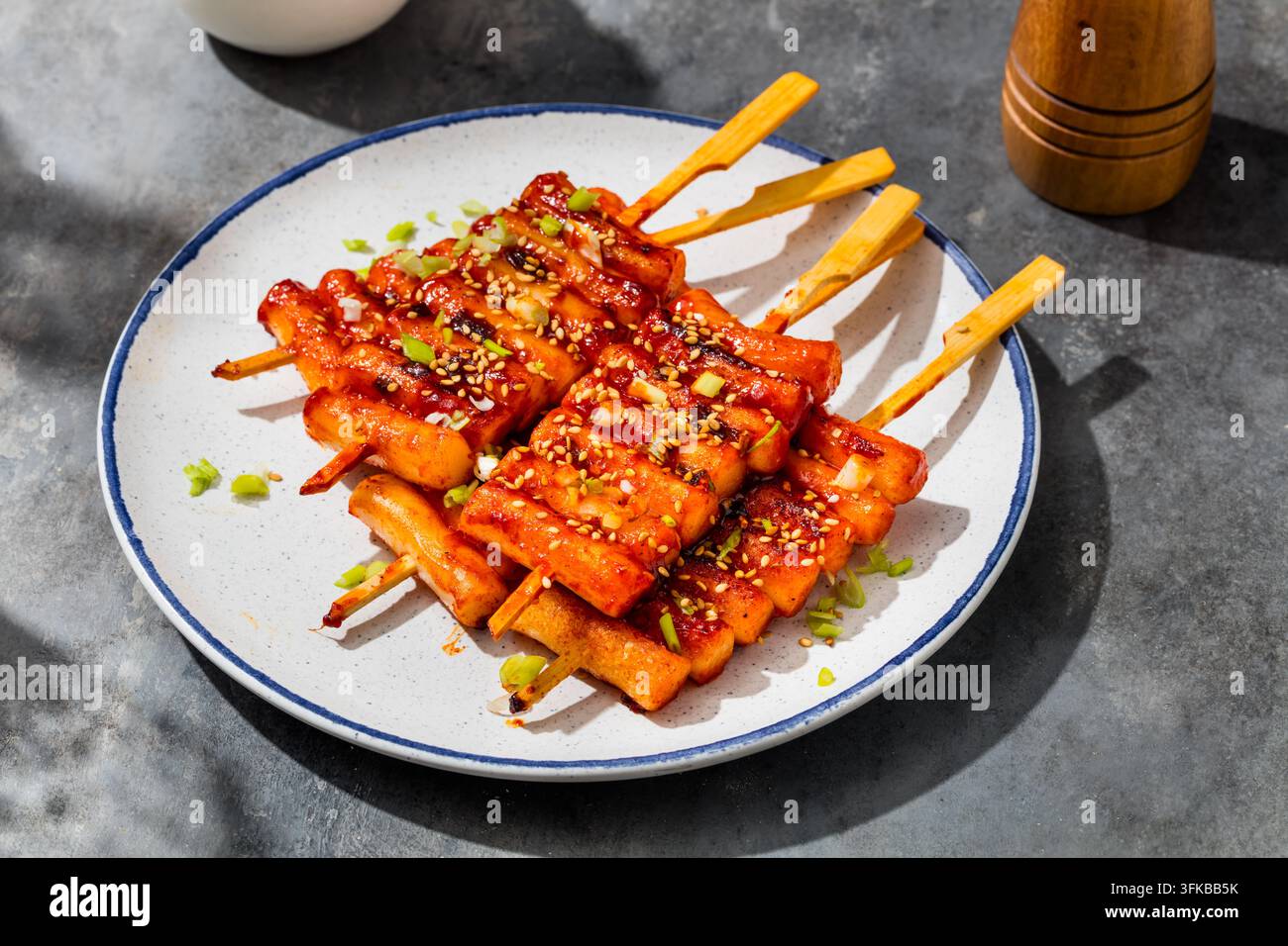 Spiedini di torte di riso coreane Tteokbokki fatte in casa con salsa Gochujang Foto Stock