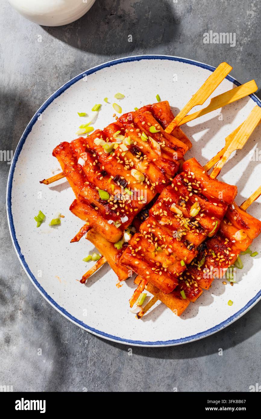 Spiedini di torte di riso coreane Tteokbokki fatte in casa con salsa Gochujang Foto Stock