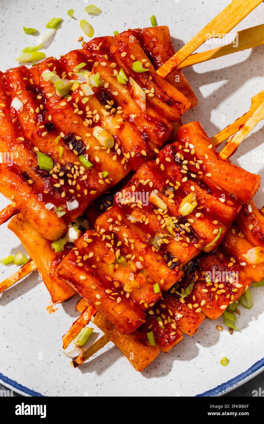 Spiedini di torte di riso coreane Tteokbokki fatte in casa con salsa Gochujang Foto Stock