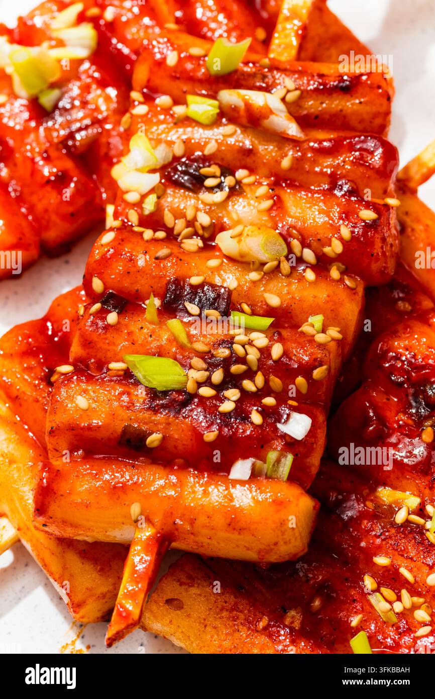 Spiedini di torte di riso coreane Tteokbokki fatte in casa con salsa Gochujang Foto Stock