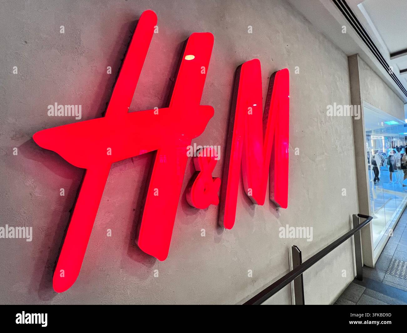 Insegna luminosa rossa su larga scala H&M a JEM. Singapore. - Immagine stock catturata con smartphone