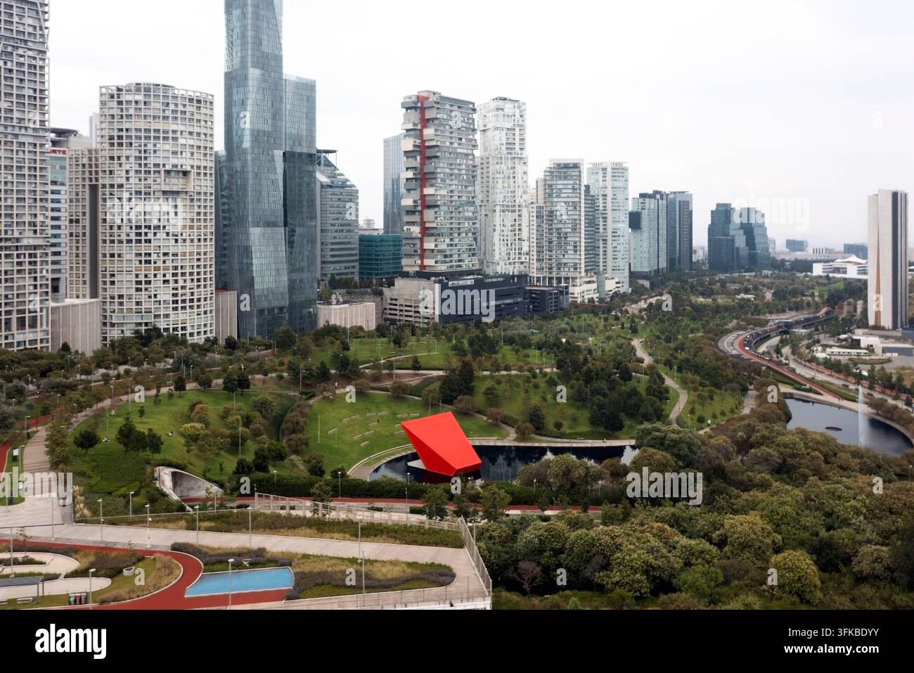 Parque La Mexicana a Santa Fe, Città del Messico, con edifici moderni lungo il Paseo de los Arquitectos. L'architettura contemporanea di Santa Fe contrasta Foto Stock